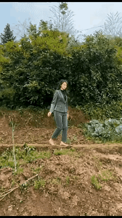 Al制作！连滚带滑掉进湾，后背屁股没点泥！[大笑][大笑][大笑][大笑]