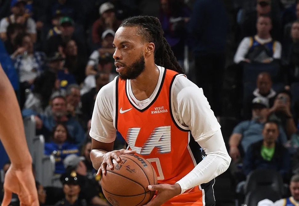 马刺队客场以119-115战胜快船队。快船队球员加兰今天发挥出色，登场32分钟，