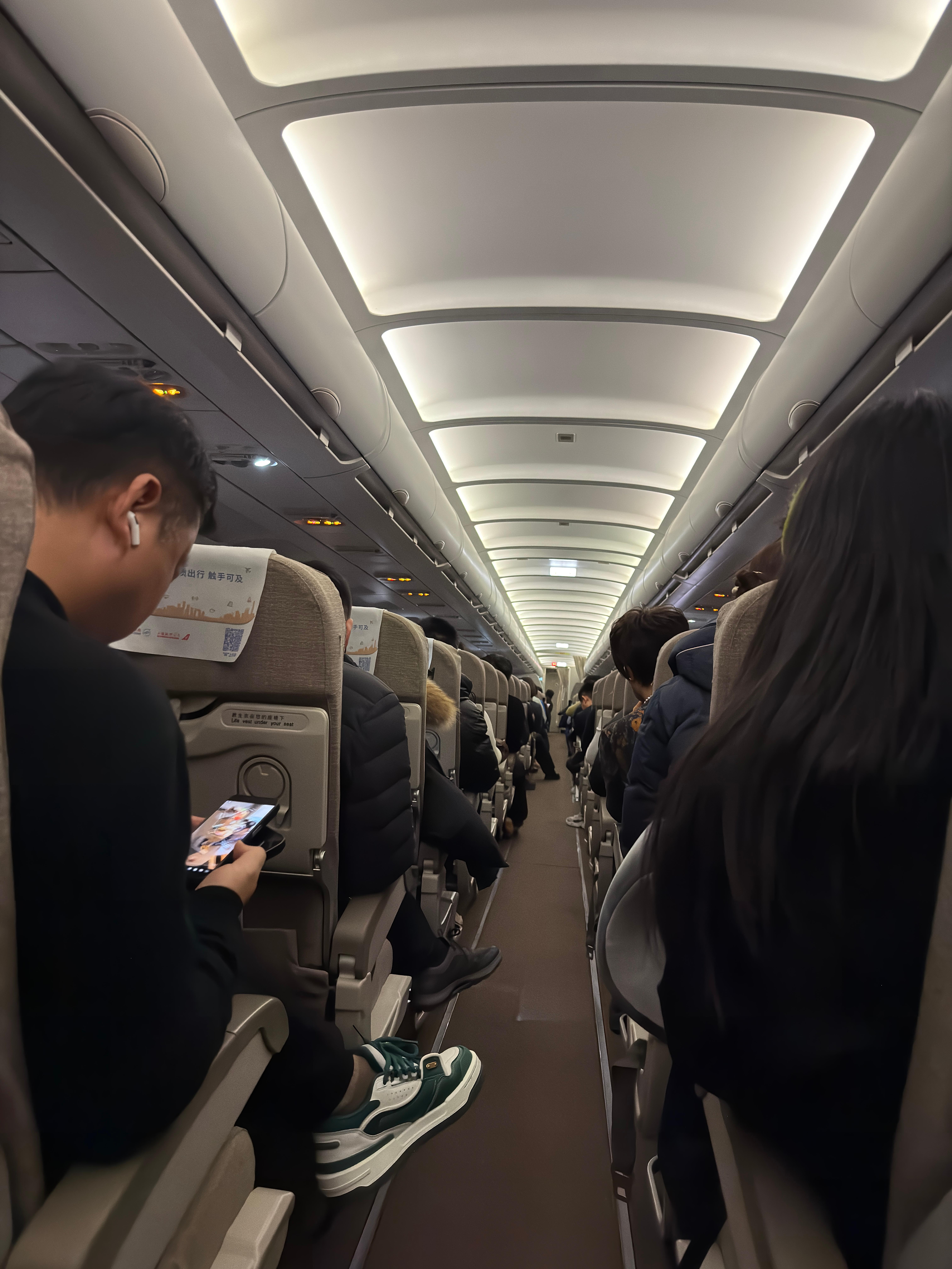 刚到哈尔滨 这一顿晃得我快吐了感觉撞上横切风了落地之前空中甩 落地之后在跑道上甩