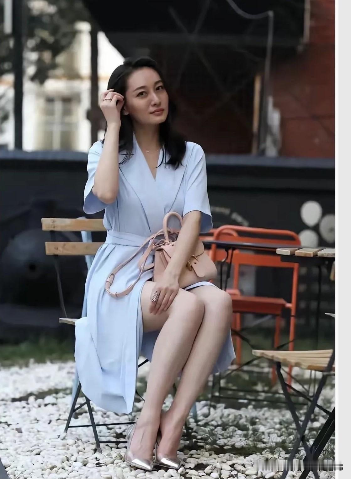她本叫赵琳，是央视的主持人，主持过《生活》的栏目，那个时候可美了，眉目清秀，气质