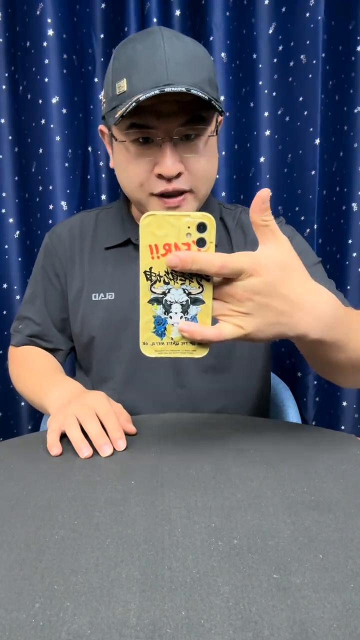 听说这个动作只有外星人可以成功，不信。
据说百分之九十九的人都做不到这个外星手势