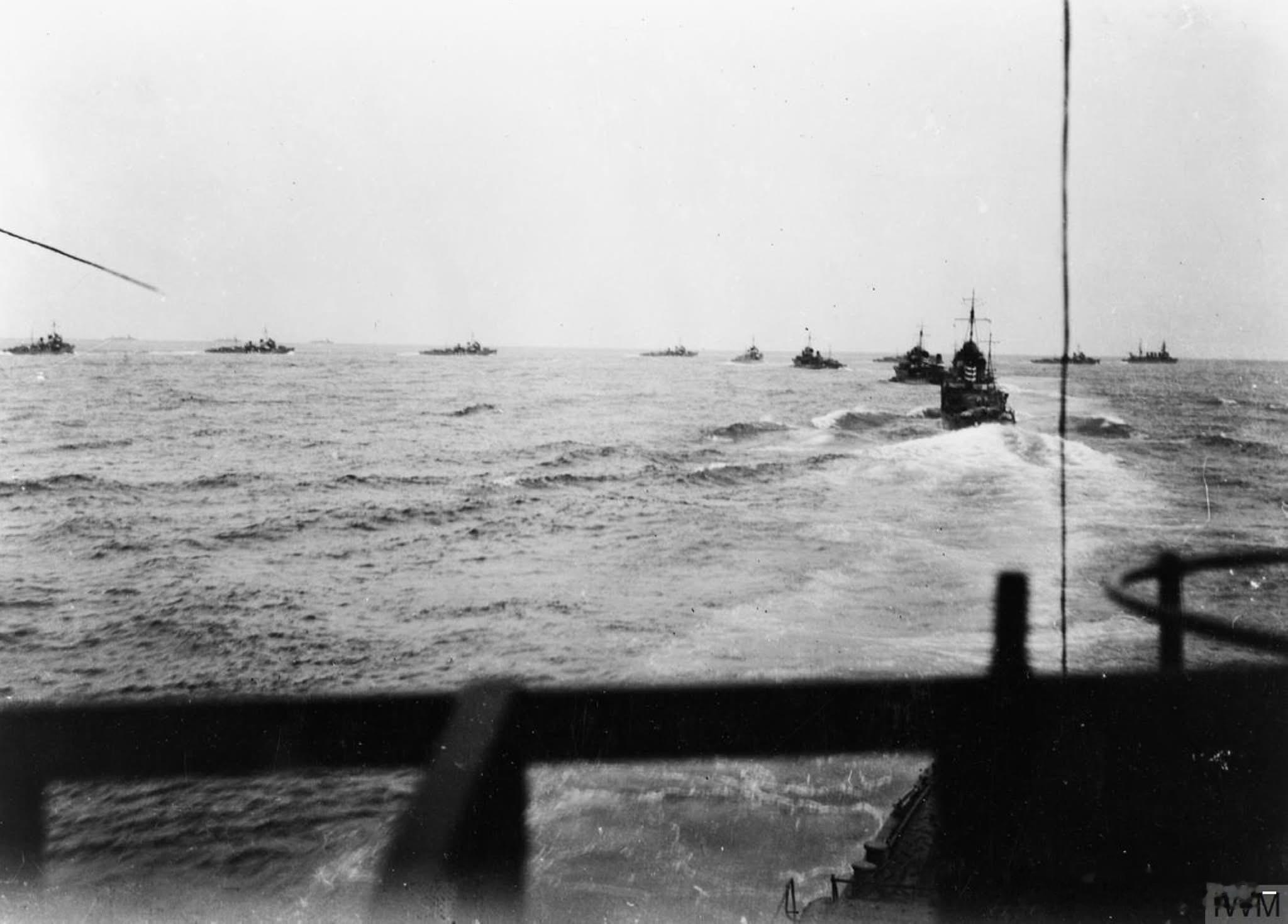 间战期间的日本海军第一水雷战队的驱逐舰进行队列训练，照片从子日号上拍摄。然而练了