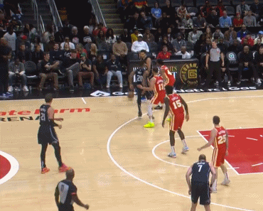 NBA赛场镜头：多灾多难的状元富尔茨，身体天赋也是不容小觑！
   轻松的一记拉