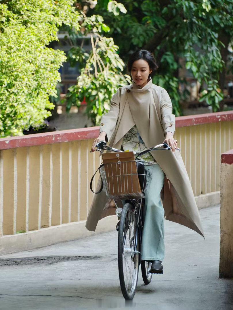 风一吹倪妮就有电影感了广州的风很懂倪妮的美 风吹过布标的沙沙声，翻动纸页的轻响，