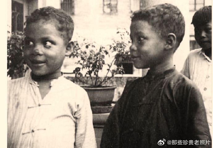 1934年，广东台山的一对中非混血双胞胎小兄弟。 