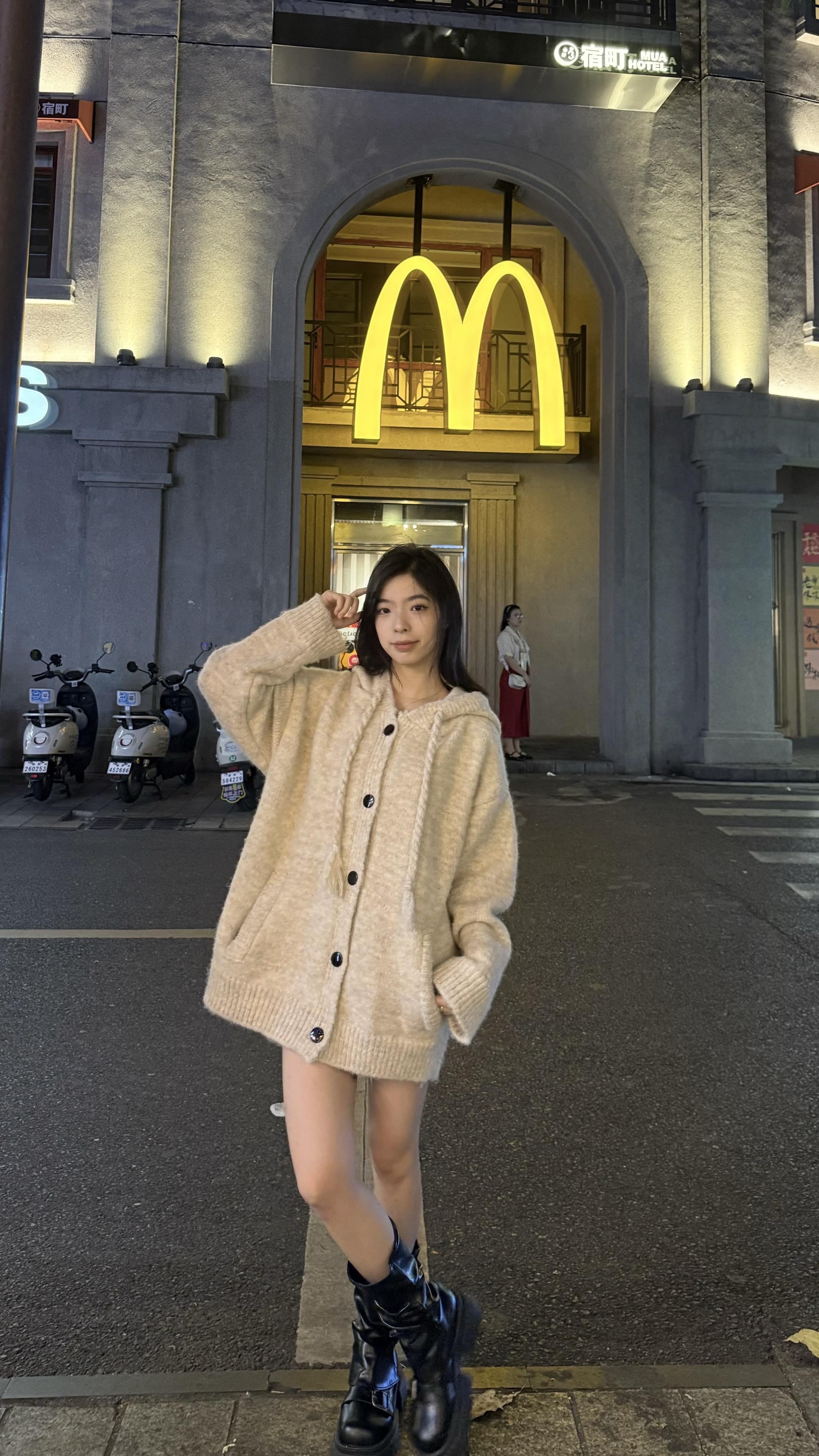 为什么现在的女孩子都努力赚钱 其实并不是想去成什么强人 而是她们都明白...