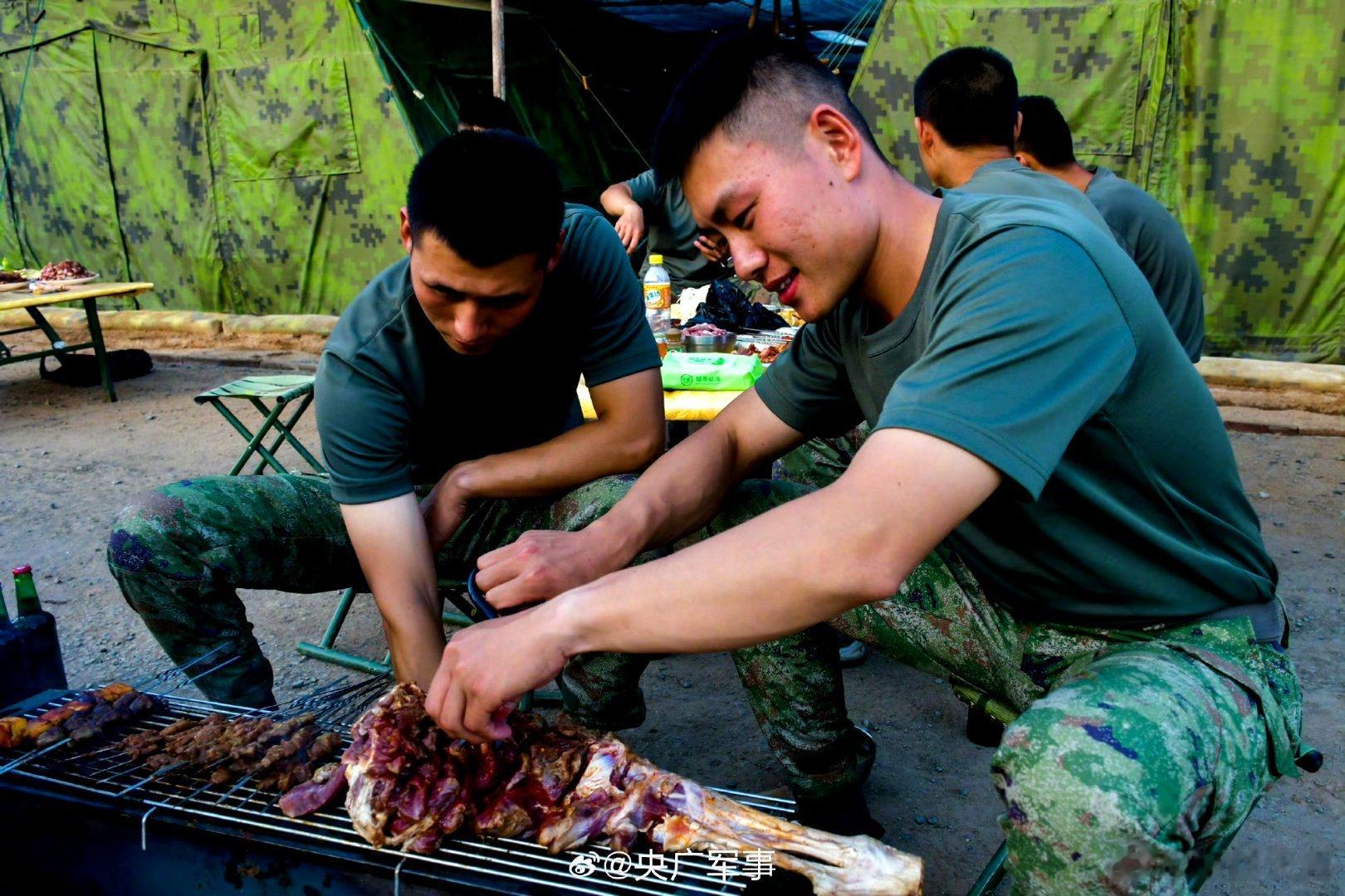 #军营大厨##围观军营的烧烤盛宴#烧烤走起！听说野外驻训场的烧烤更纯正，让我们跟