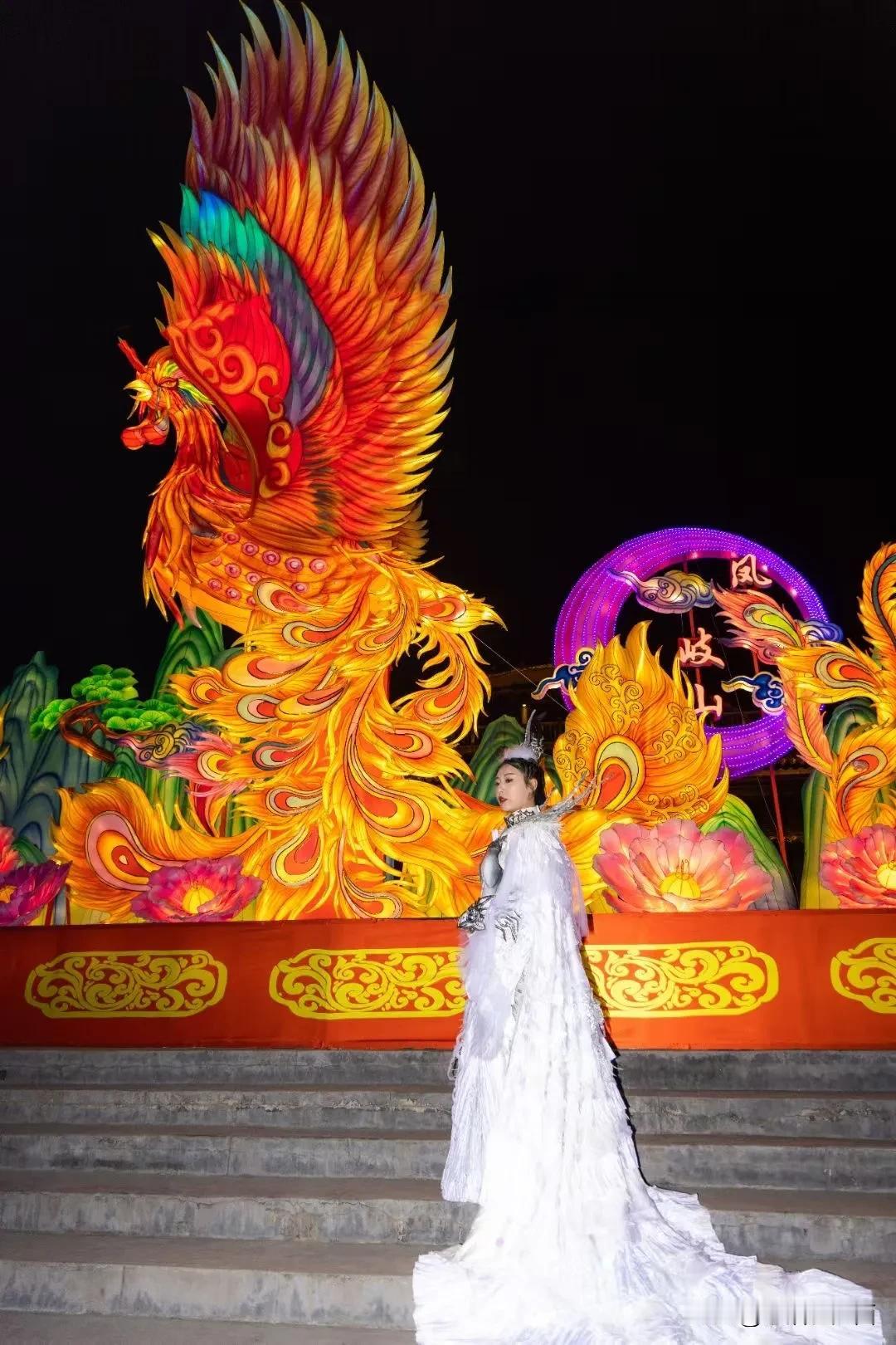 封神！武妲己竟然穿越来到了陕西宝鸡周文化景区看灯展啦。