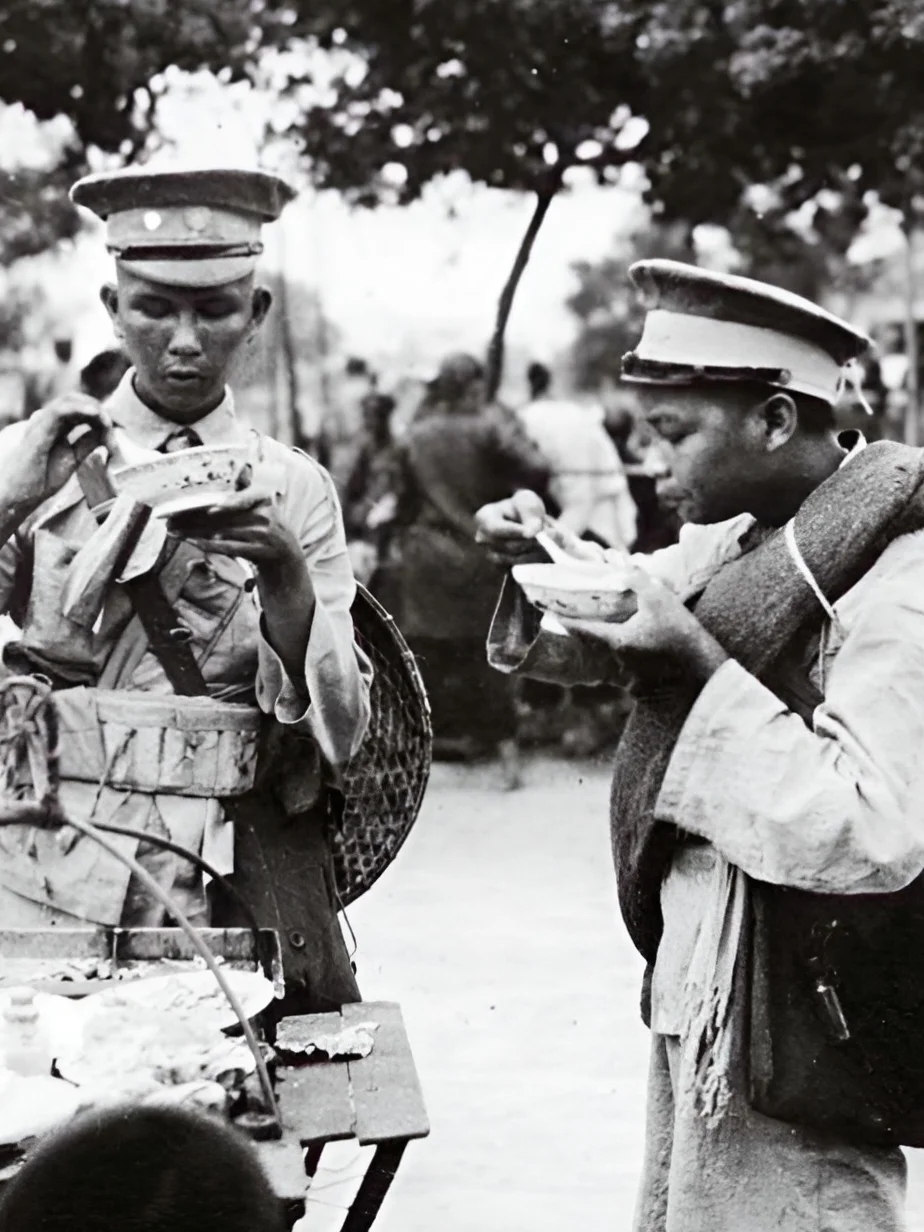 图1图2：1925年，东征陈炯明的黄埔学生军
图3：正在进行列队训练的黄埔军校学...