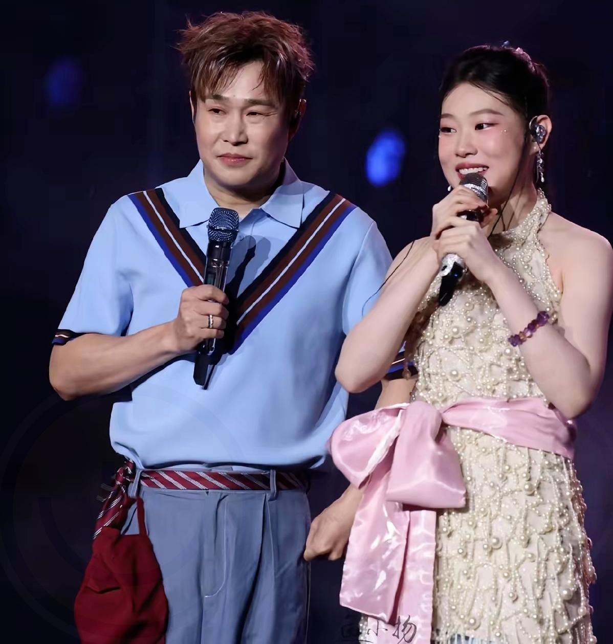 谁懂啊！都说音乐节现场最怕出岔子，结果沈佳润这波“意外”直接把首秀玩成了名场面！