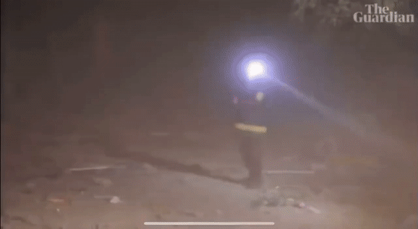 加沙地带救援组织遭受以色列空袭瞬间，视频开头的那个救援人员估计凶多吉少了……

