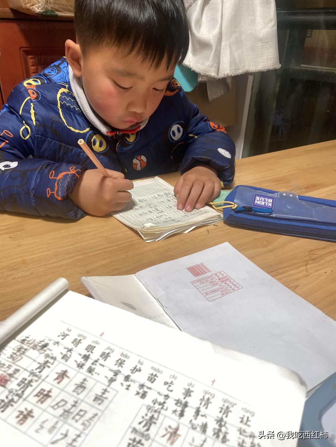 半夜十二点还在写字，已经被一年级的娃气死
写字超慢，写个字要挨，字笔顺错误，课堂