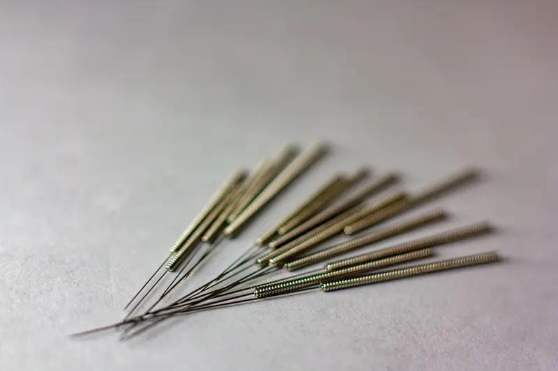 太离谱了！杭州有个诊所到小区义诊，居然用一个针头给15人采血。居民询问针头是否更