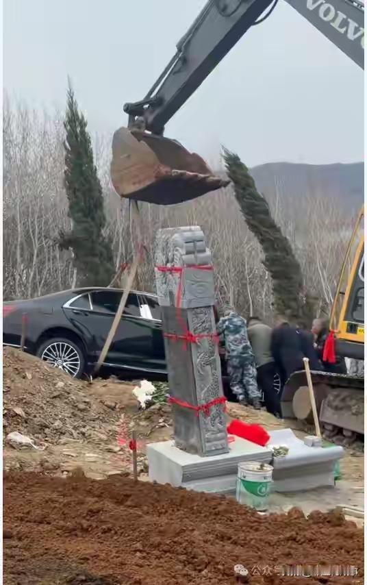 真豪横！东北一富人，老爹去世后，用豪门奔驰s450车给老人陪葬，而且车牌号是88