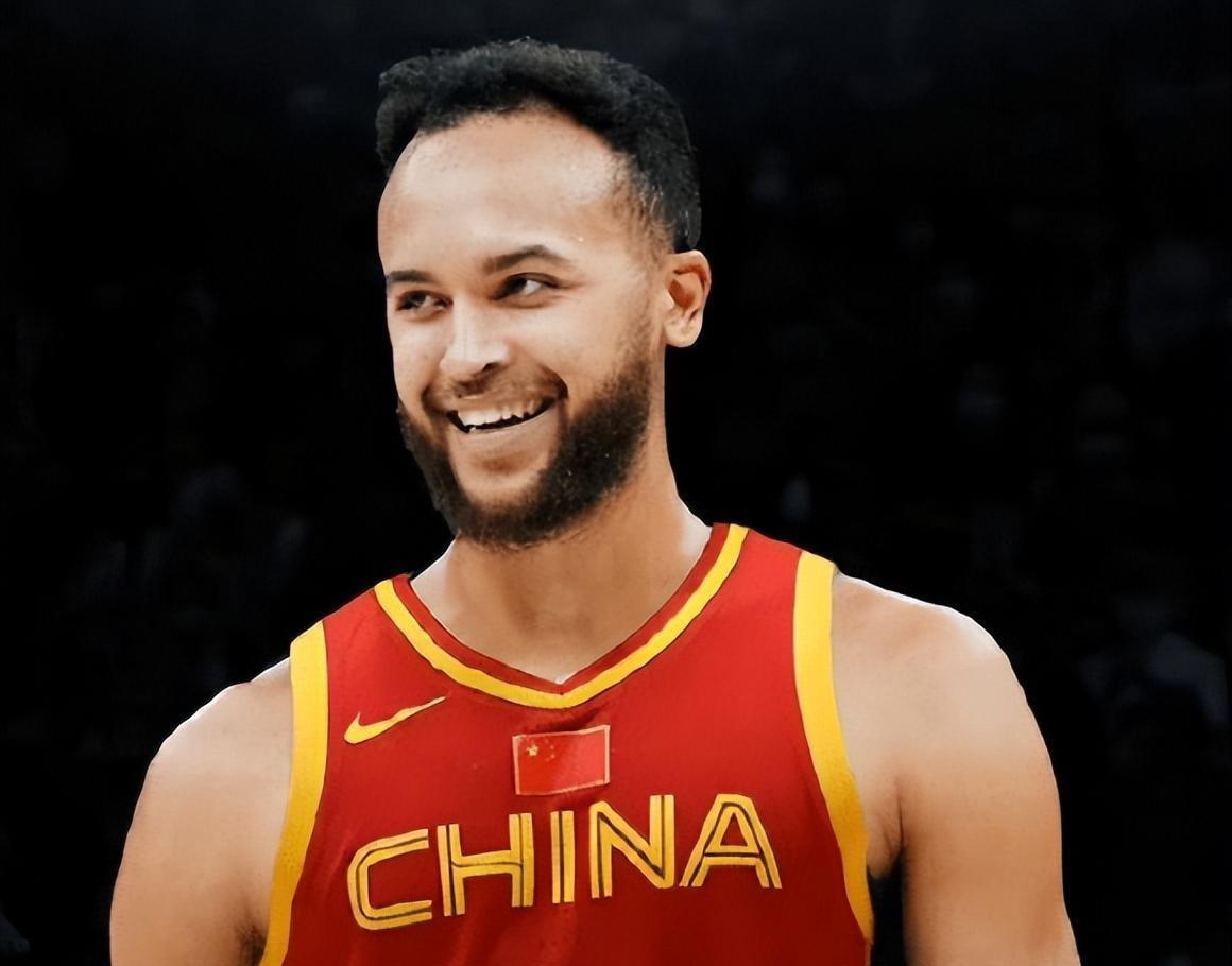 李凯尔留守灰熊，未来国家队去向引人热议
 
前中国男篮归化球员李凯尔，此前以归化