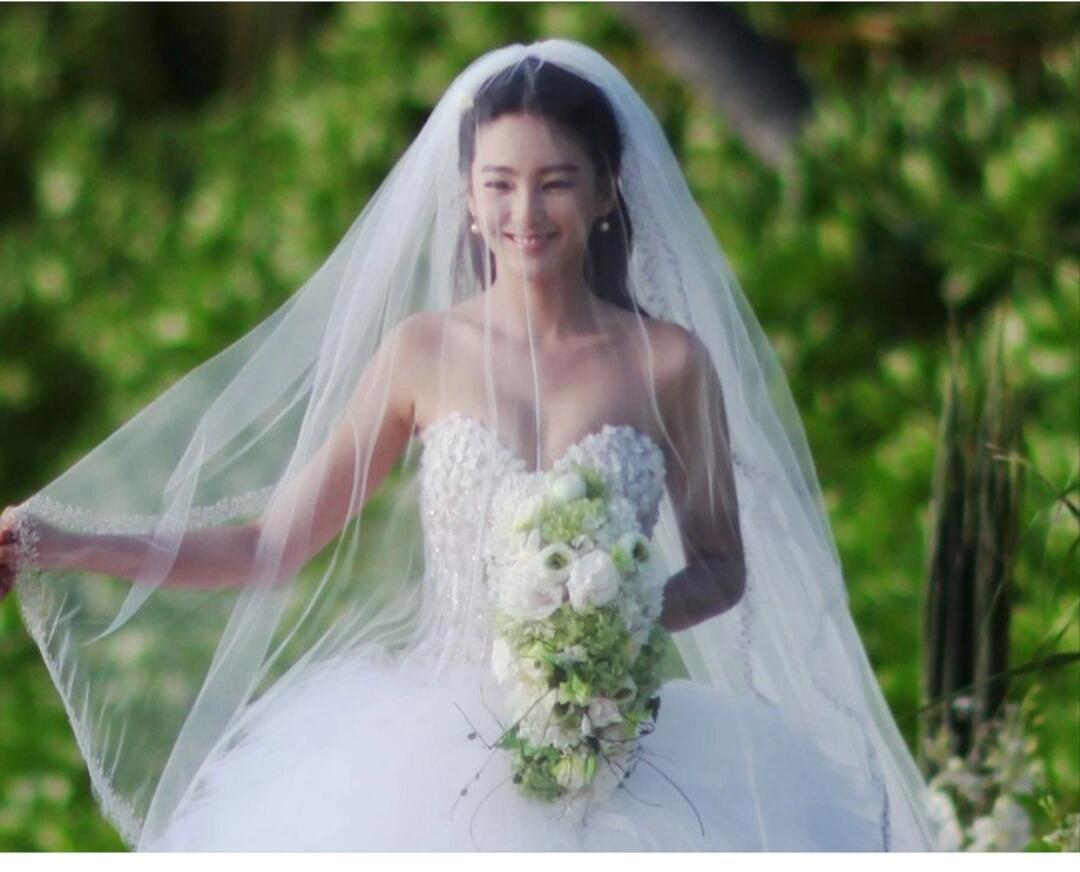 张雨绮当年嫁给王全安时所穿的婚纱尽显清纯之美，那一幕仿佛还在眼前，时光流转，物是