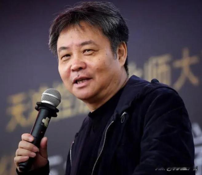 当年，余华想去北京闯荡，妻子潘银春坚持反对，余华果断离婚，很快他就娶了一位性感的