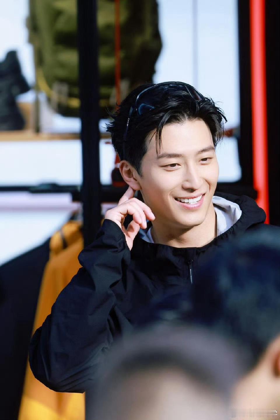 窦骁喜欢极限运动窦骁问五一去哪玩儿反差感直接拉满！外表温润儒雅的窦骁，私下竟是资