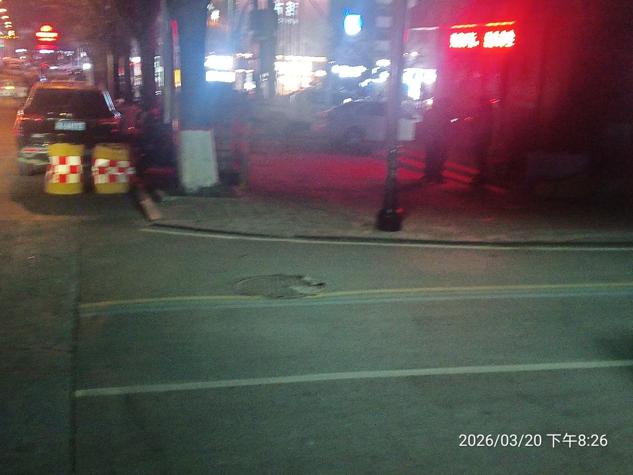 信誉楼周围，起码有四伙人在放声歌唱：虽然没有几句在调上，但是他们很自信，很快乐，