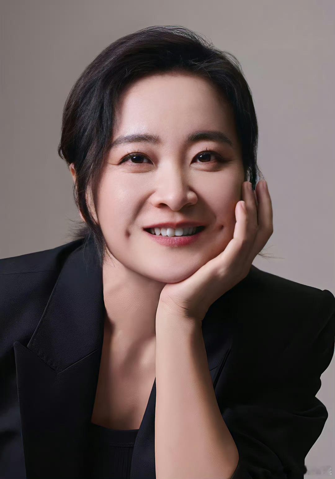 #贾玲 优秀的项目负责人#贾玲全平台统一公式照❗❗❗随着体重下降照片也更新换代了