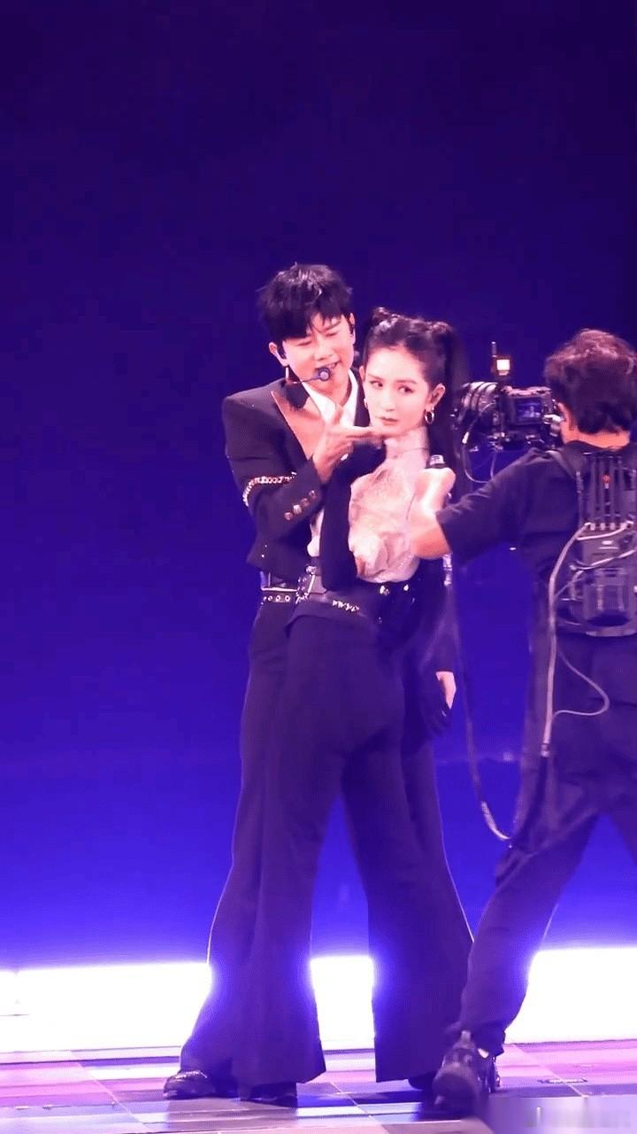张杰如今的口碑，绕不开三个坑：气质、舞步，以及谢娜。 他风评最好的那几年，巧了，