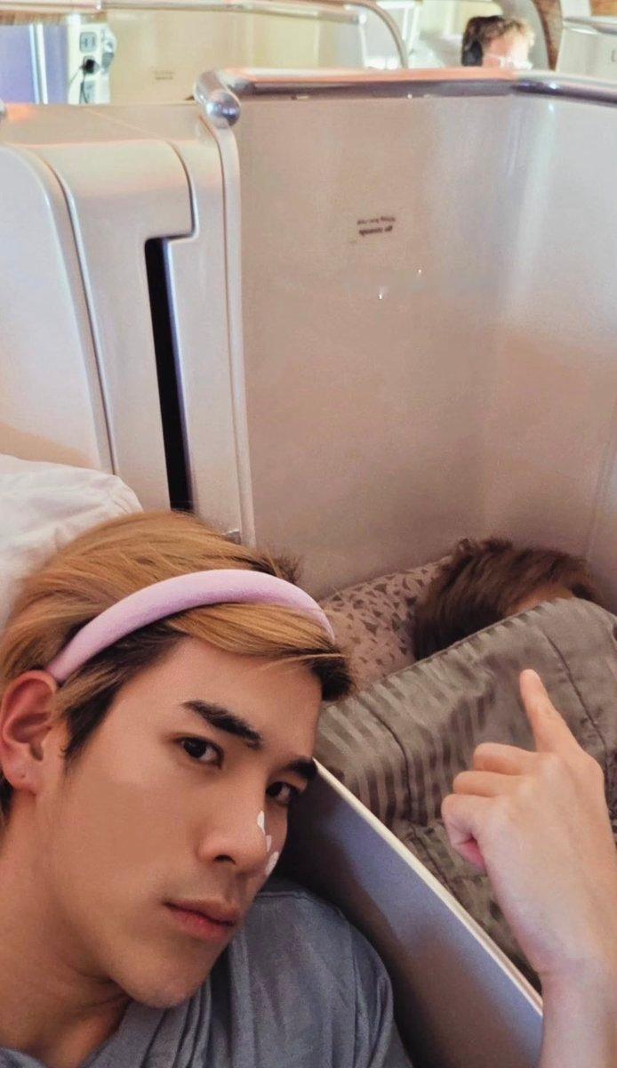 pondphuwin配文：过来把人叫醒然后就睡了 ✪ [笑cry][笑cry][