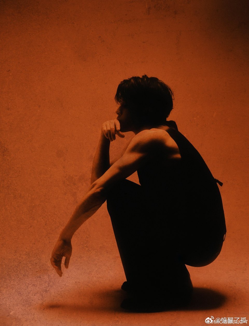 被檀健次出发图卷到了光影交织衬型格，檀健次出发穿搭简约不简单。松弛感与高级感拉满