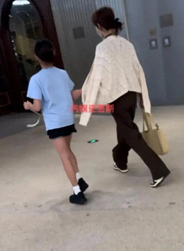 孙俪带娃逛街，这反差萌直接把我“拿捏”了！
咱都知道，娱乐圈那可是热闹得很呐！有