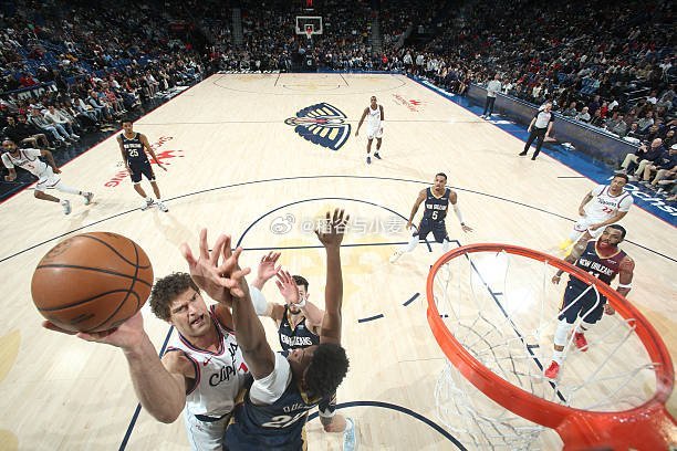 不知道当初那些说洛佩斯比祖巴茨强的快船球迷现在怎么想了。洛佩斯年龄摆在那，已经没