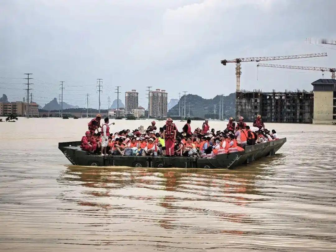国外救灾按天算，中国动力舟桥半小时下水：广西洪水下的硬核救援。

当你被困在洪水