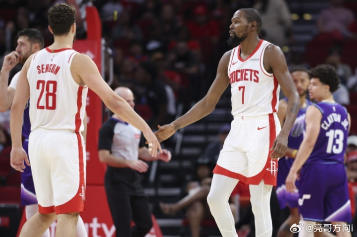 名嘴比尔·西蒙斯在参与节目时谈到了火箭的情况，昨日的比赛中，火箭在加时赛一度领先