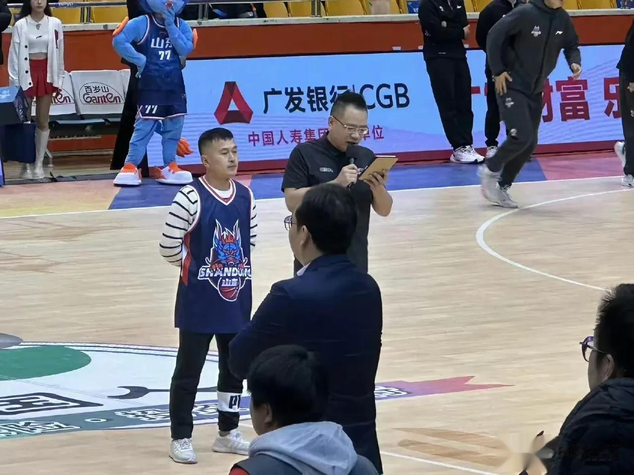 山东男篮与青岛男篮两个兄弟俱乐部斗智斗勇！
12月20日山东德比的二番战在山东男