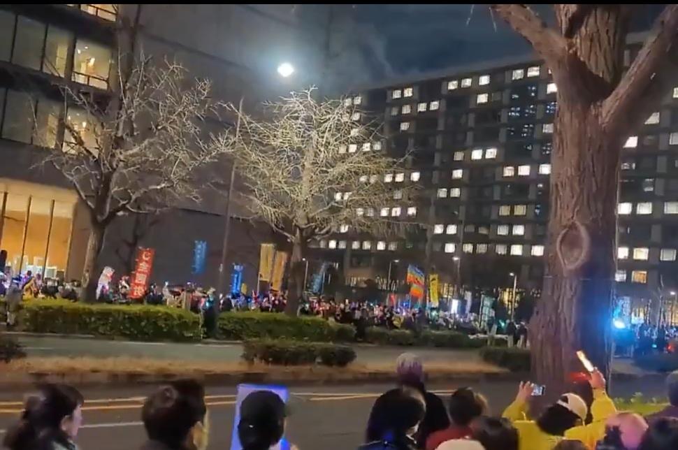 高市早苗在美国表现太卑微，日本国内知道后，有11000名日本民众包围了日本国会大