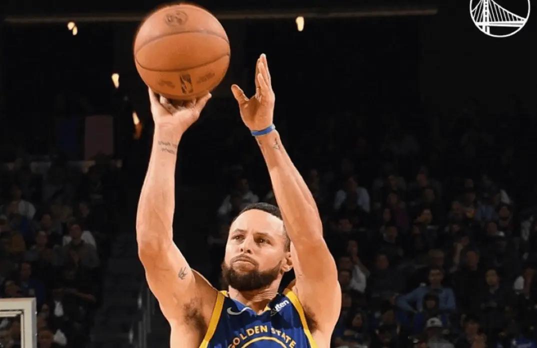 勇士战胜爵士勇三疯还得库里带队一追落万物生 库里近4战场均30.8分2.3篮板4