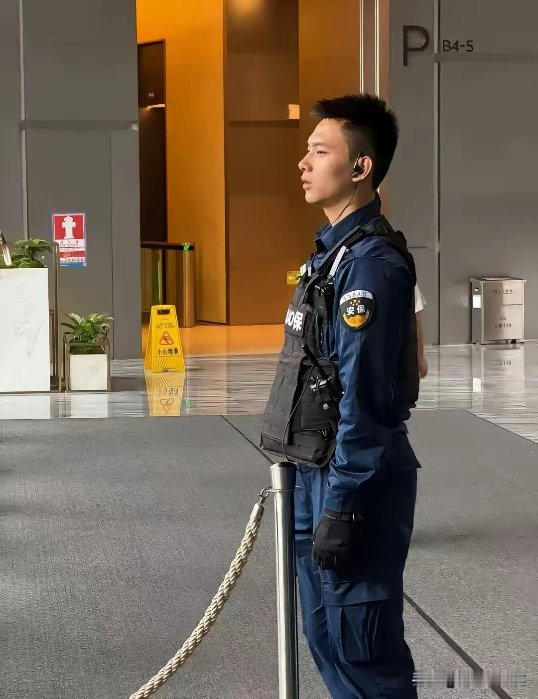 我妈去高档酒店吃饭，一个服务员好帅。我妈说，这么帅当服务员可惜了[捂脸]。