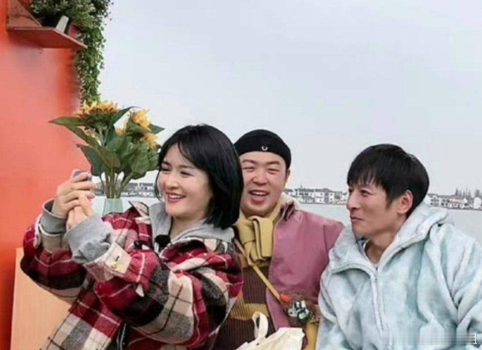 快乐大本营里的李维嘉、谢娜和杜海涛合体啦，奇怪的是只有单身的李维嘉变了！  
