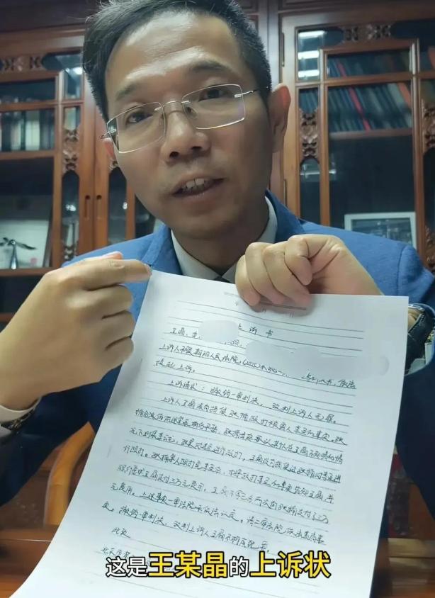 李律师的惨叫声。
让人心底发寒！
随时面临着生命威胁！

李圣律师被殴案。
将重