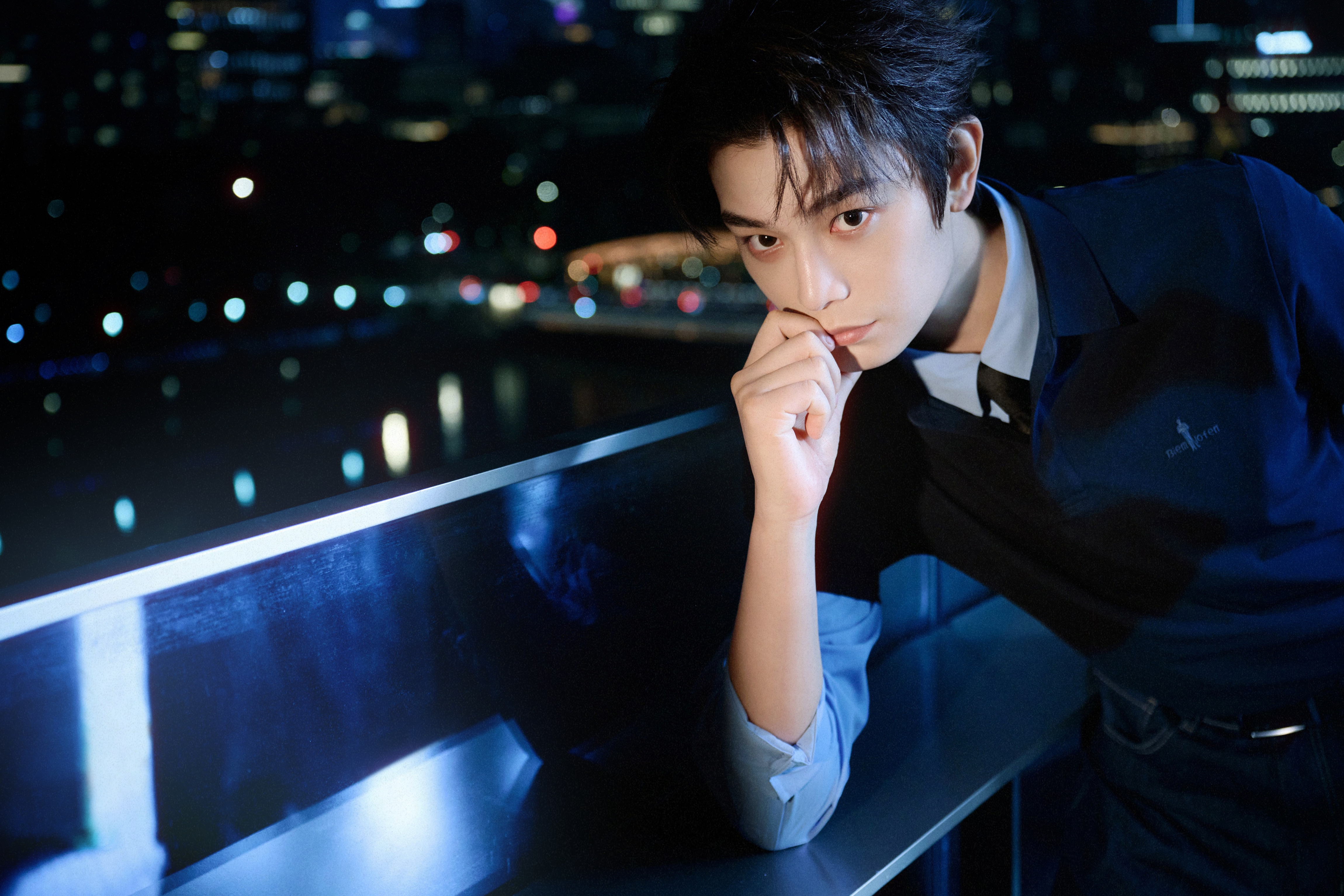 丁禹兮 × 比音勒芬活动造型 Look，衬衫与T恤的潇洒叠穿，清爽简约又独具型格