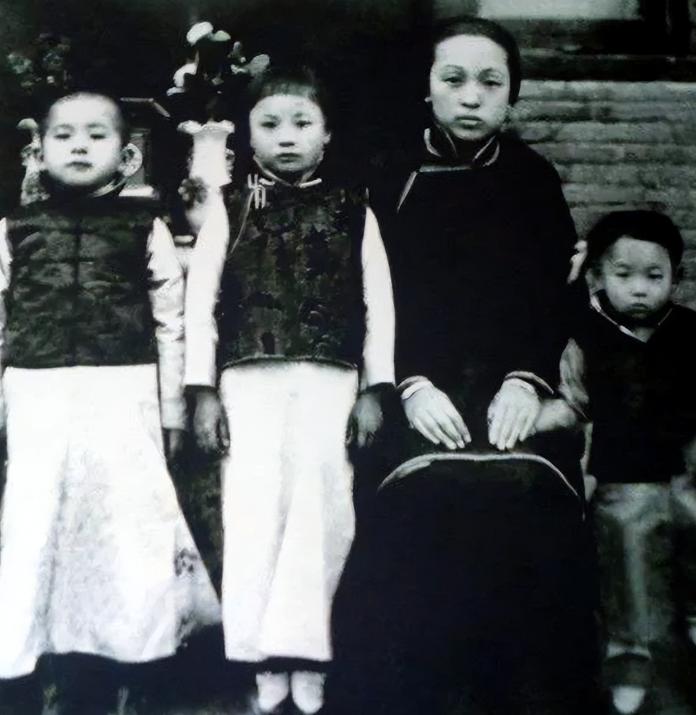 1923年秋天，张作霖刚到天津，随从就鼓动他说：“你看那位高挑女子，一脸福相，肯