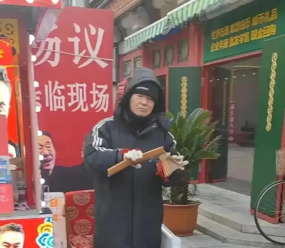 侯耀华直播暗讽“嘴甜心黑”，弹幕瞬间刷爆杨议名字。
老艺术家公开开炮，这开场就够