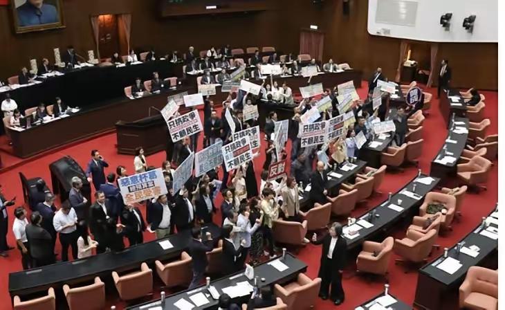 台媒鱼龙混杂，很难说这次民调没被操控？3月11日，台湾TVBS民调中心公布最新民