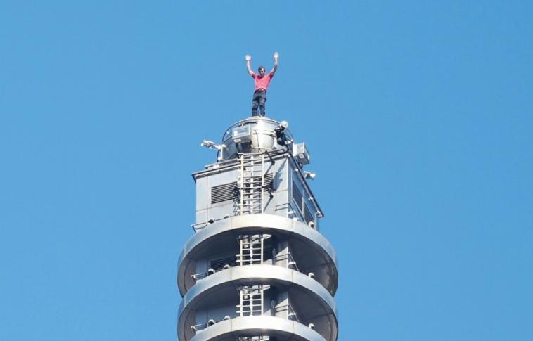 他徒手攀地标101，仅用时91分钟

40岁的美国攀岩好手霍诺尔德，25日，在没