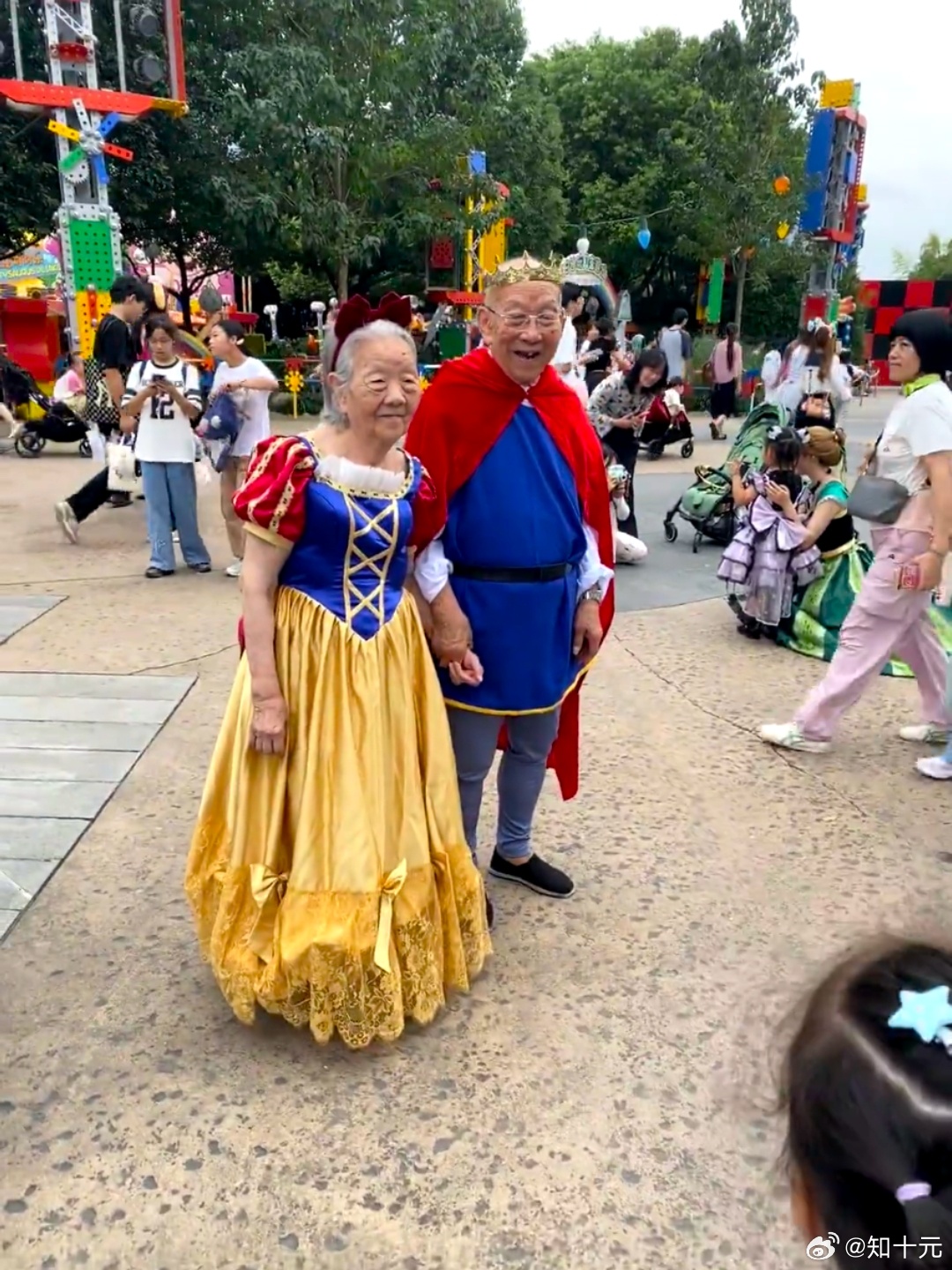 被宠成迪士尼在逃王子公主了，希望我到这个年纪的时候也可以这么幸福