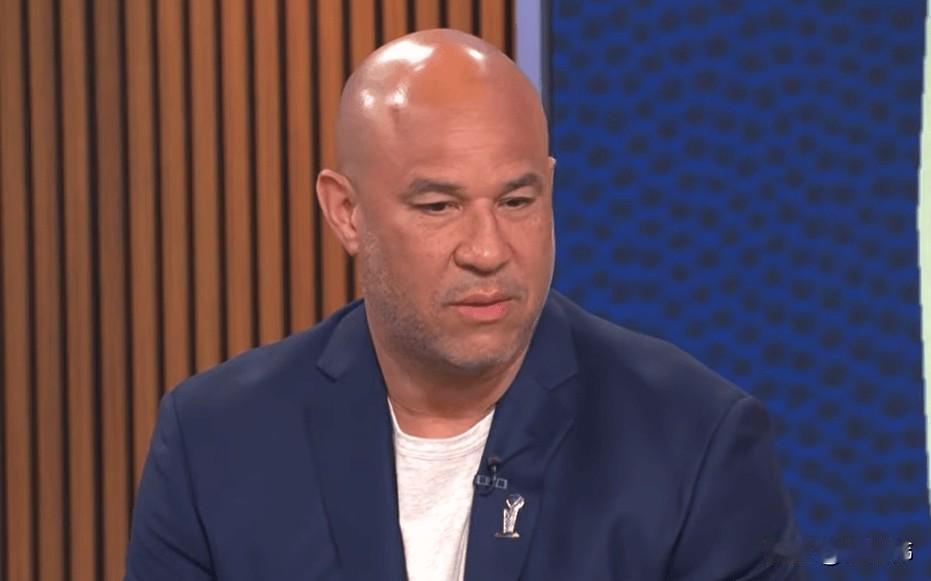 唯有尊重！老布伦森谈詹姆斯：

“我认为，勒布朗的伟大，在于他生涯的跨度之广，实