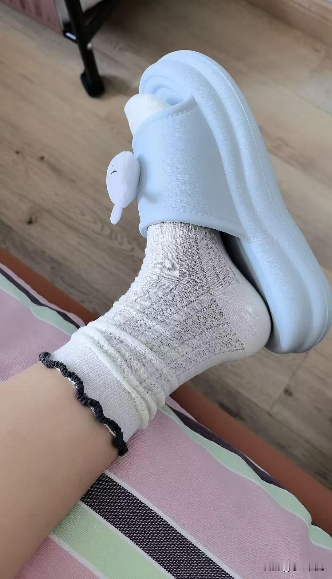 我新买的这双拖鞋，舒服得我都想把它焊在脚上
材质亲肤还透气，夏天穿，冬天在家穿再