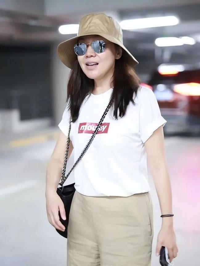中年女人别再穿花花绿绿了！闫妮这身清爽耐看
纯色基础款干净大方，八分裤刚好露出脚