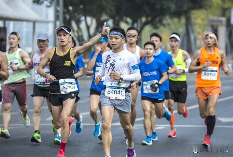 2026重庆马拉松精彩不断！职业选手表现堪称高光。24岁“00后”小将丰配友首战