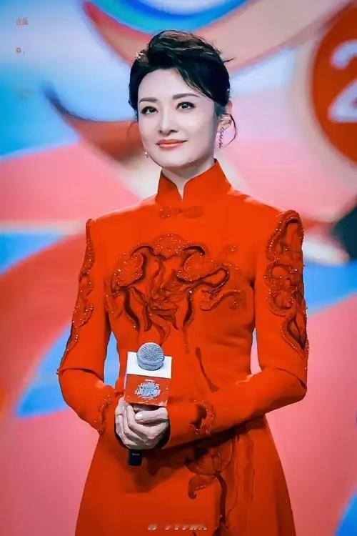 单说外貌，我只是说，就只看外貌。三位主持人，哪个长的更漂亮一些？ 