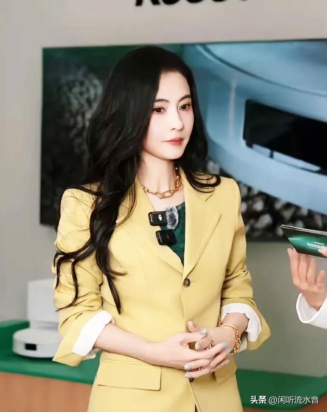 大家发现没
张柏芝45岁状态绝了！
三个娃妈越活越少女


张柏芝45岁了，孩子