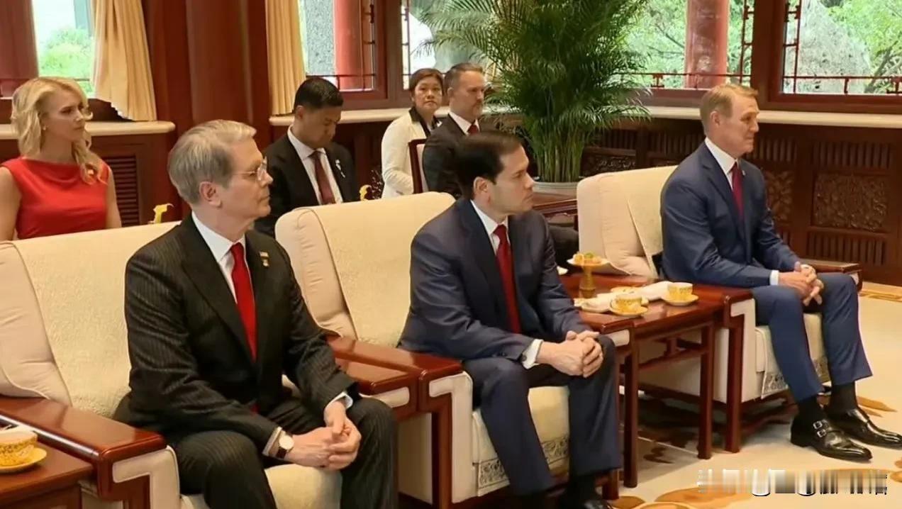 美国国务卿鲁比奥这听的还是挺认真的，没有以往的嚣张的态度啦！